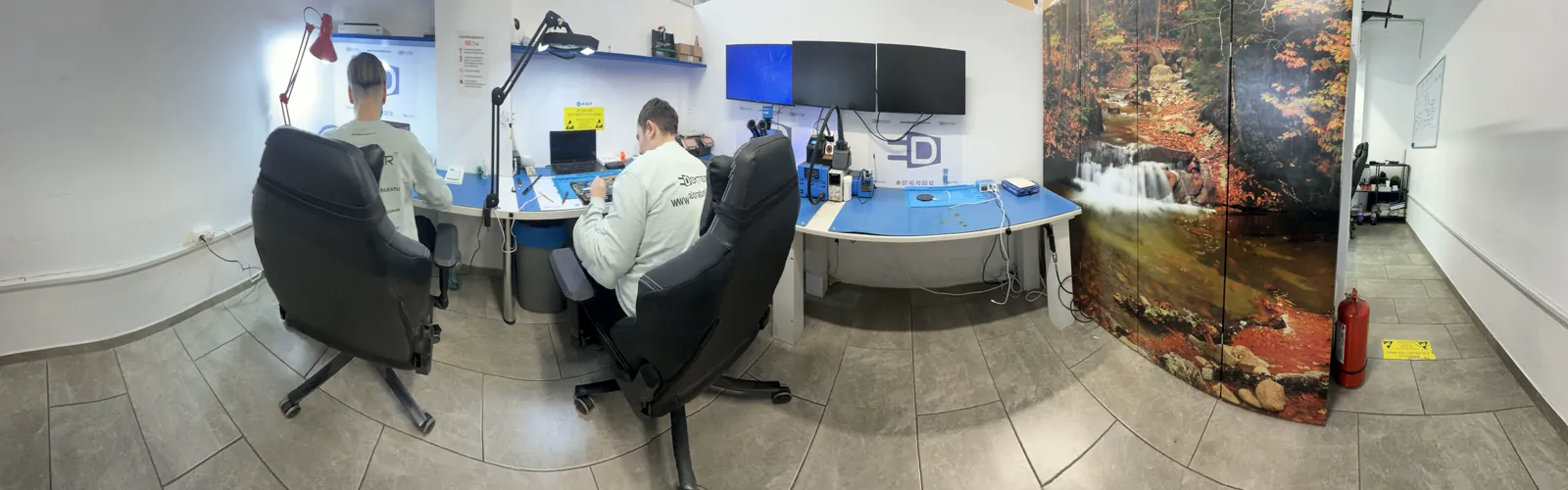 Atelierul Dexter din Carrefour Botoșani: doi tehnicieni la bancurile de lucru